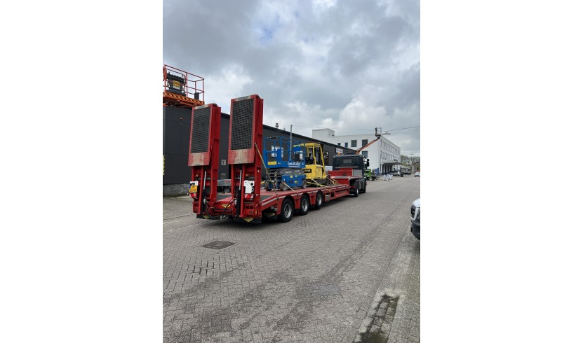 Vrachtwagen met 3-Assige Semi Dieplader